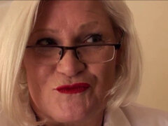 Garganta profunda de la abuela culo follada. Garganta profunda de la abuela con grandes tetas obtiene su culo gordo culo follada