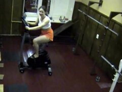 Este lujurioso de que este lujurioso bimbo gordita gordita, vino al gimnasio soñando con un cuerpo perfecto, pero cuando vio un espejo en la pared que fingió ella era una stripper y se desnuda y comenzó sus danzas sucios observados por un espía!