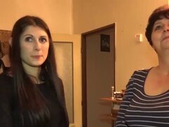 Abuela de Omahunter probada por el adolescente. Abuela gordita por joven flaco con un consolador