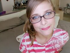 Petite chica blanca con gafas toma...