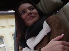 Vanessa se folla a un extraño. Suerte amateur Vanessa Decker consigue un paseo y se folla a un extraño
