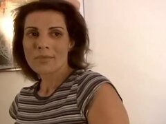 Vídeo de AuntJudys: Amateur madura folla su coño con vibrador. Madura amateur de más de 30 MILF Emily comienza un poco tímida en este clásico remasterizado de AuntJudy, pero pronto se calienta cuando se folla su coño afeitado con un vibrador de astilla.