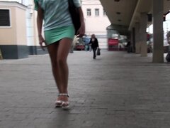 Fascinante rubia en bragas ajustados y tacones upskirt