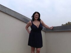 Chica gordita chupando y cabalgando una gran polla negra en el sofá