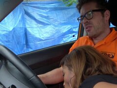 Ébano adolescente flequillo blanco polla en el coche. Ebony teen falso conducción escolar chupa la gran polla a su instructor entonces él libras pov hasta obtiene coño corrida en coche en público
