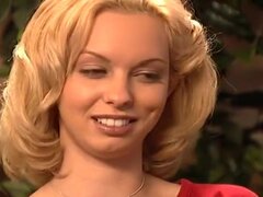 Jamie Lynn es una inocente puta, Jamie Lynn parece una estudiante inocente tan dulce. Bien no deje que busca engañar es una cum puta codicioso y ella no le importa que hombre ella chupa y folla. Oh sí, los hoyuelos son dulces, pero que boca ha tenido un m