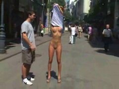Chica De Pie Totalmente Desnuda En Una Calle Pública. Chica De Pie Totalmente Desnuda En Una Calle Pública