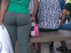 Rica culona encoxada. Dandole verga en publico a una rica culona masturbarse rco!