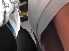 Linda nena con culo jugoso obtiene un upskirt