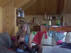 EPantyhoseLand Clip: Nora. Nora en sus pantimedias pura sexy svelt es tan caliente que su coño apretado de goteo está expulsando a vapor. Ella sabe que elegante pantimedias lisas son su última vuelta en y algunos va follando contigo es su deseo. Que suave