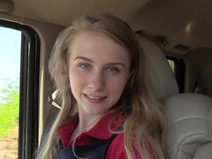 La rubia de pelo largo Charlotte disfruta de una corrida en su cara-Charlotte