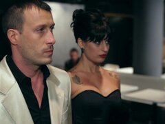 Chica española Natalia Paris y su compañero en busca de otro chico para trío