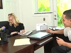 Teen cachonda quiere que su lindo culo follada por una gran polla en la oficina