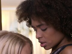 Estudiantes y fitness gimnasio habitaciones milf han mojado a lesbiana trío interracial. Estudiantes y fitness gimnasio habitaciones milf han mojado a lesbiana trío interracial