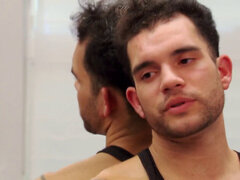 Matt y Alexis se involucran en el sexo caliente antes de la fiesta en la ducha. Matt y Alexis tienen sexo caliente antes de la fiesta antes de salir a conocer y saludar a los swingers antes de que comience la fiesta