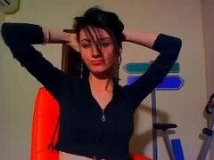 Petite adolescente bailarín tiras en webcam, perfecta teen morena con un cuerpo petite saca su camisa negra para revelar un par de hermosas tetas naturales como ella tiras y bailes al mismo tiempo frente a su webcam