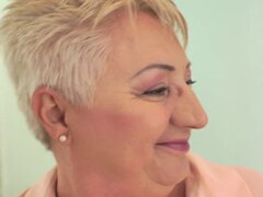 Abuela gorda da cabeza. Abuela gorda con el pelo corto da cabeza y consigue boca chuparlas