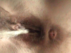 Chica amateur con coño recortado está meando