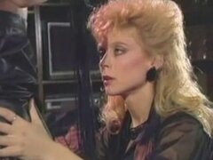 Nina H seduce a una chica más joven...Vintage F70. Nina H seduce a una chica más joven...Vintage F70