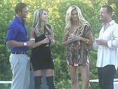 Increíble video de sexo grupal entre dos rubias muy sexis con sus esposos