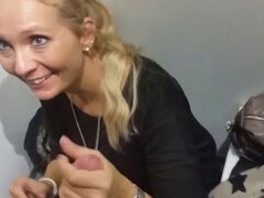 Cachonda blondie chupa su polla en un centro comercial público. Caliente blondie milf chupa hes polla dura en un centro comercial público lo que una perra sexy ella es