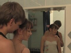 Degustación de un pene grueso y duro. Tetona darling está muy mojado de chupar polla tíos
