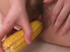 Sexo anal salvaje para la linda colegiala asiática. Colegiala asiática disfruta jugando anal bruto y jamming