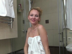 Roxy en la ducha de la película-AtkHairy, es hora de conseguir un manguito mojado y empapado en agua. Echa un vistazo a esta hermosa chica peluda que necesita para conseguir su cuerpo agradable y húmedo para una buena limpieza.