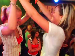 Camarero negro por detrás. Rubia perra swinging tetas follada por negro camarero de detrás
