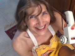 Milf madurita Bobby Bentley atiza su arranque con un palo de madera